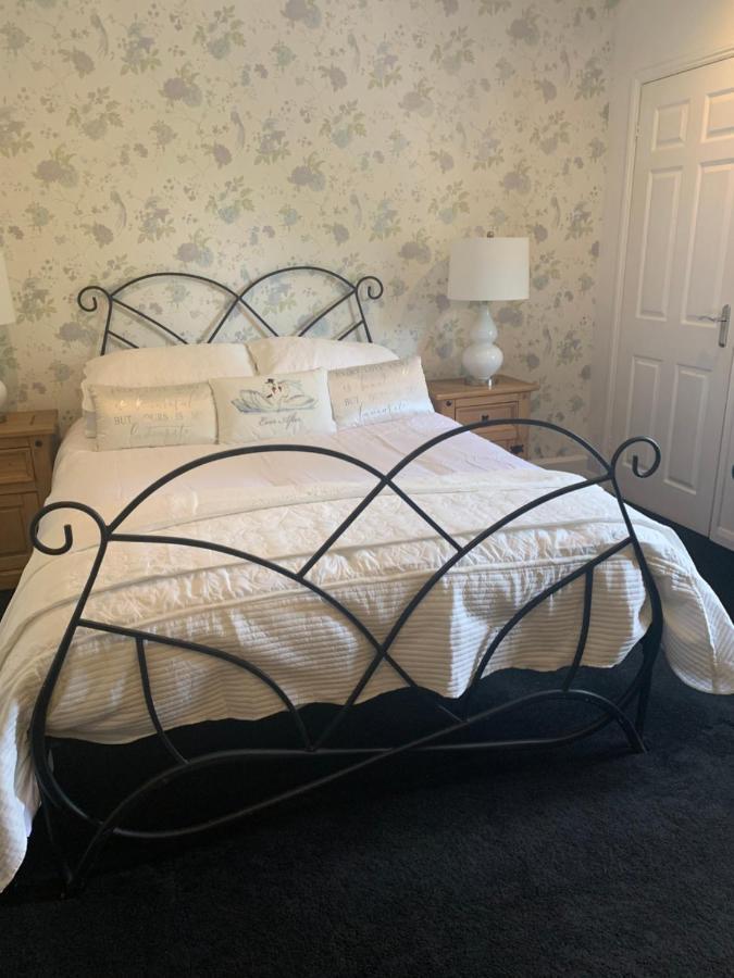 The Swan @ Stoford Hotell Exteriör bild Wrought iron bed