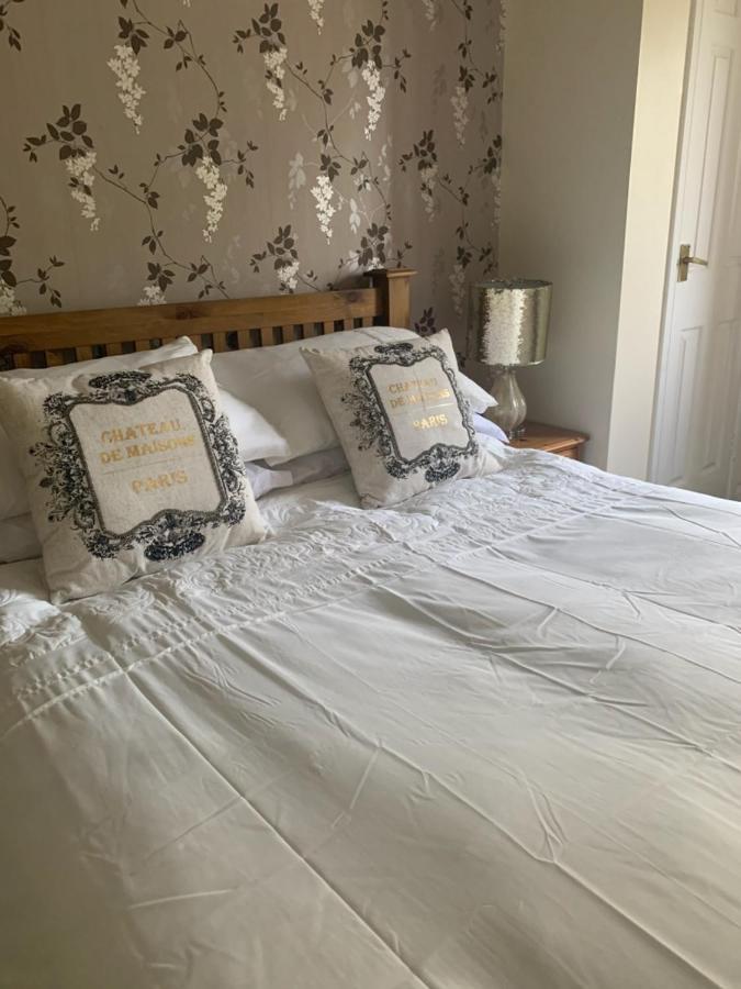 The Swan @ Stoford Hotell Exteriör bild A bed with a duvet
