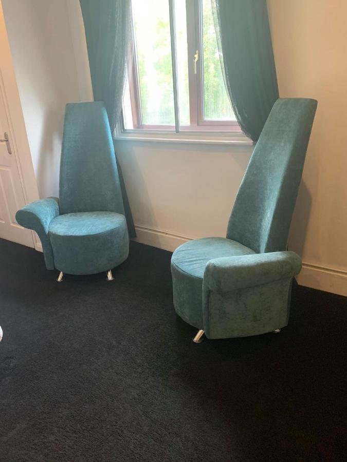 The Swan @ Stoford Hotell Exteriör bild The original chairs at the BBC Television Centre