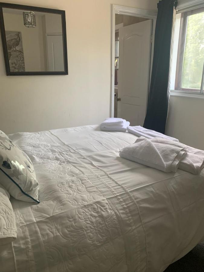 The Swan @ Stoford Hotell Exteriör bild A bed with a duvet