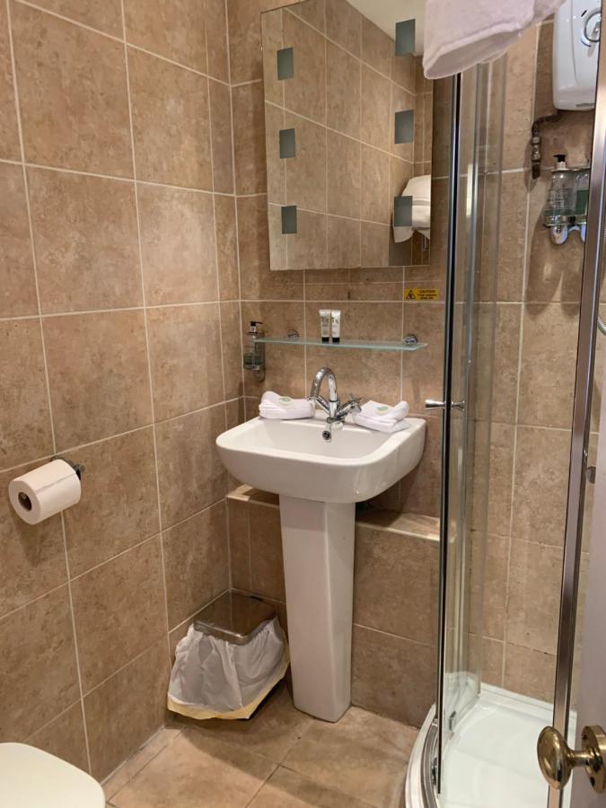 The Swan @ Stoford Hotell Exteriör bild A modern bathroom