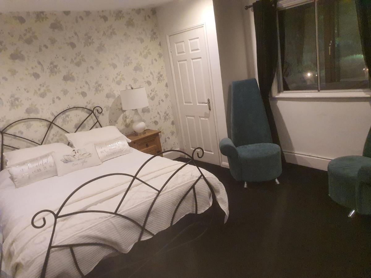 The Swan @ Stoford Hotell Exteriör bild A bedroom at the hotel