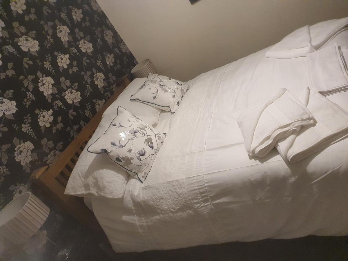 The Swan @ Stoford Hotell Exteriör bild A futon