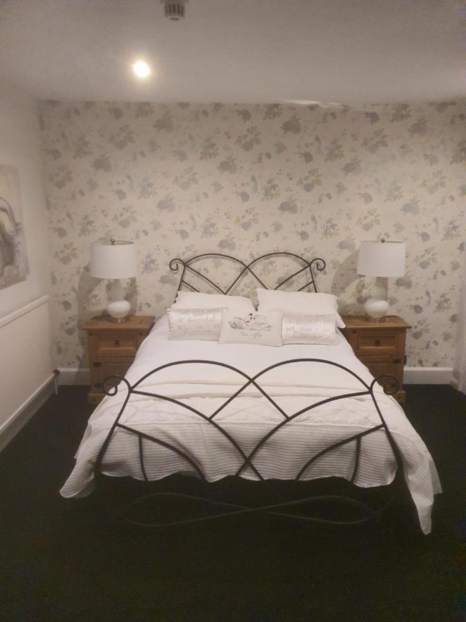 The Swan @ Stoford Hotell Exteriör bild A bedroom at the hotel