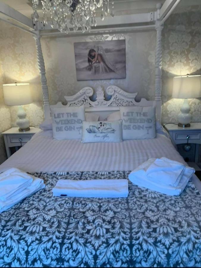 The Swan @ Stoford Hotell Exteriör bild The wedding bed
