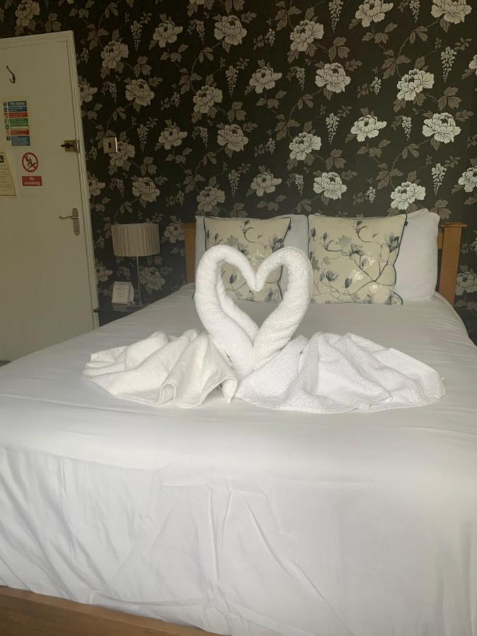 The Swan @ Stoford Hotell Exteriör bild A towel swan