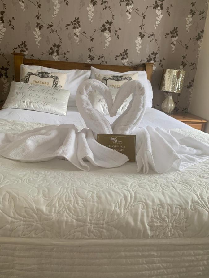 The Swan @ Stoford Hotell Exteriör bild A bed at the hotel