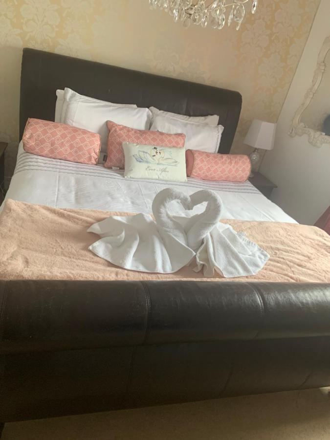 The Swan @ Stoford Hotell Exteriör bild A bed with a heart shaped towel
