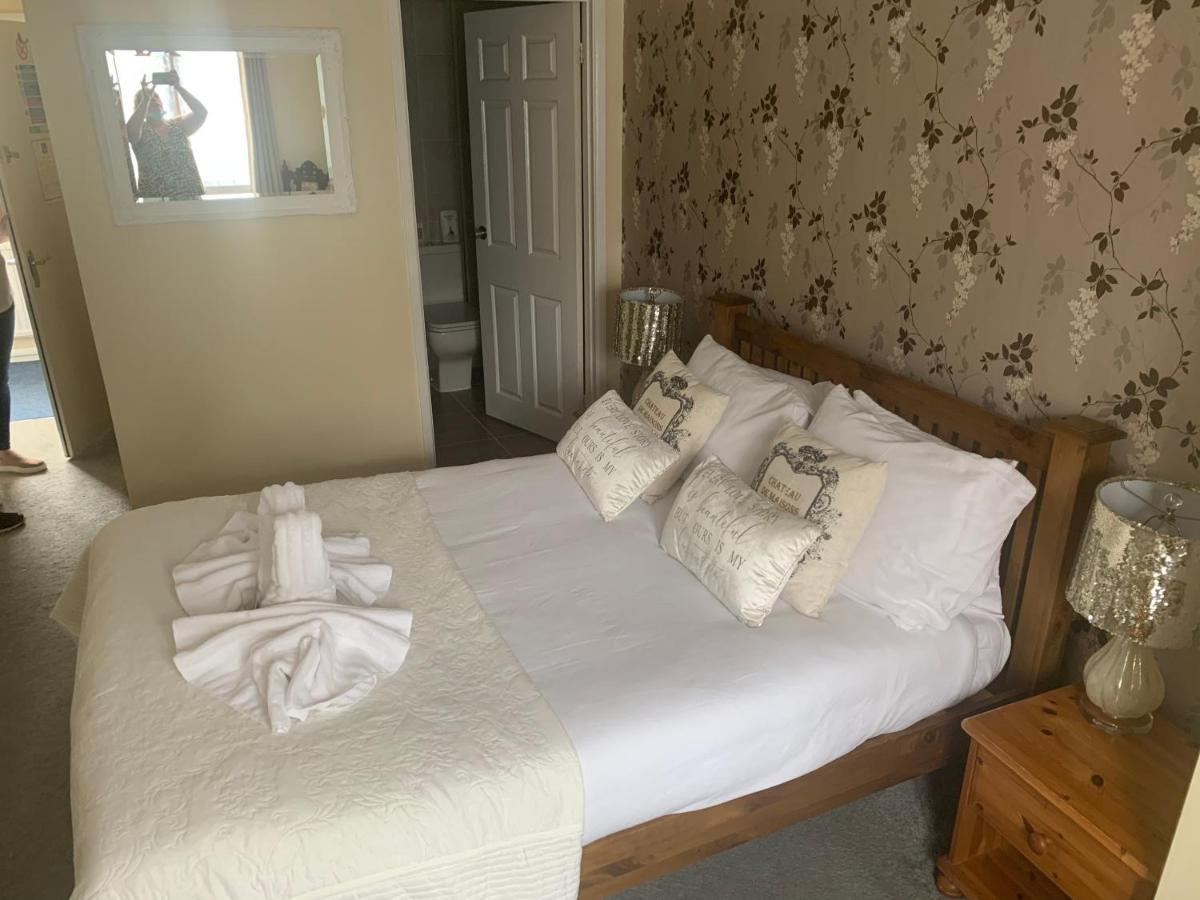 The Swan @ Stoford Hotell Exteriör bild A bedroom at the hotel