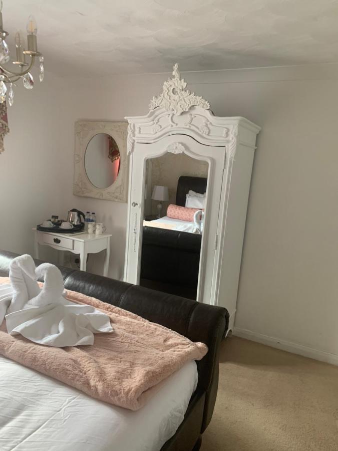 The Swan @ Stoford Hotell Exteriör bild A mirrored armoire