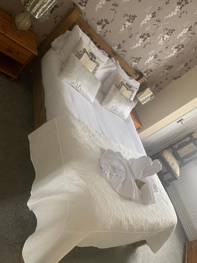 The Swan @ Stoford Hotell Exteriör bild A wedding dress