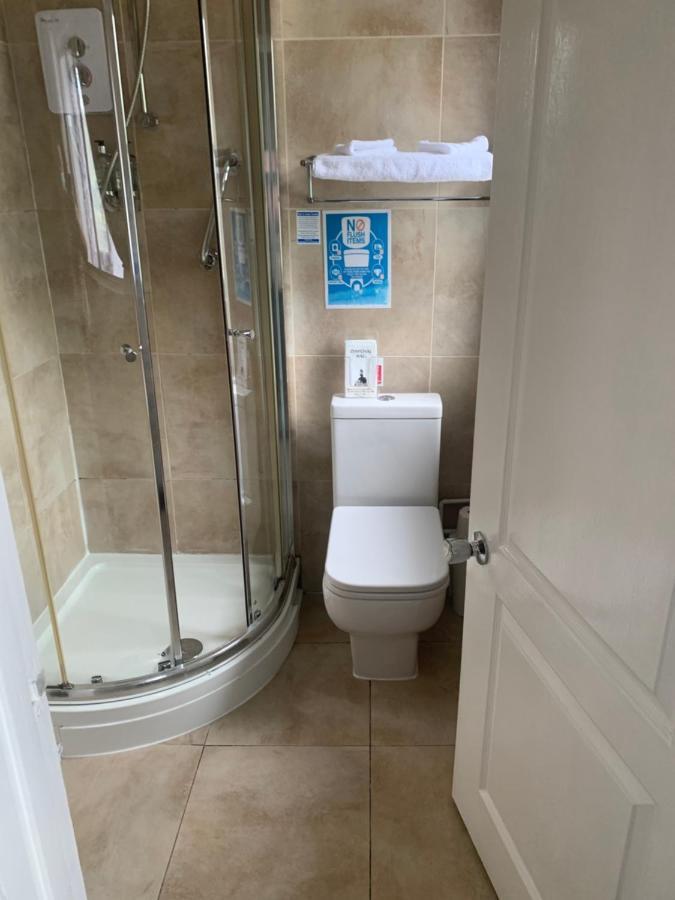 The Swan @ Stoford Hotell Exteriör bild A shower cubicle